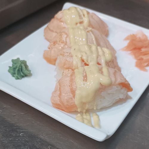 Nigiri salmon flameado